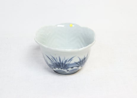 江戸中期染付陽刻雪持ち竹図六弁向付 小ホツ