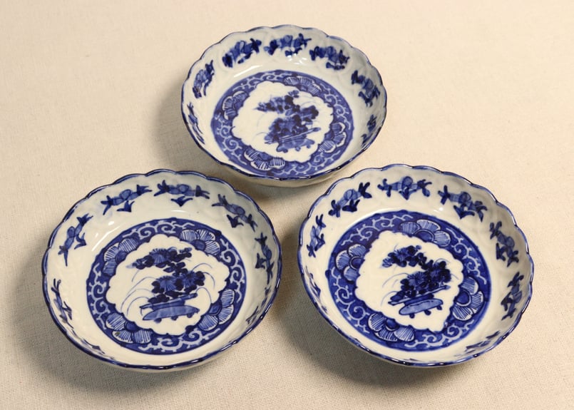 ◆染付菊形輪花皿5枚 花文 中皿 旧家蔵出し品 美品 江戸幕末期〜明治初期◆ 明治前期陽刻染付輪繋ぎと菊図なます皿 | 吉祥寺PukuPuku