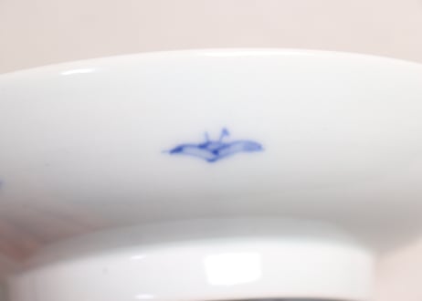 明治前期赤絵金彩万年青と菊に蝶図7寸台皿②フリモノ