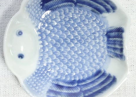明治前期陽刻染付福良雀型小皿➁　ノミホツ
