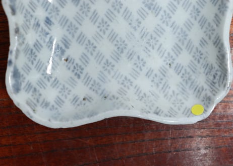 江戸中期紙刷古印判幾何学文糸巻き型小皿①　がたつき,小ホツ