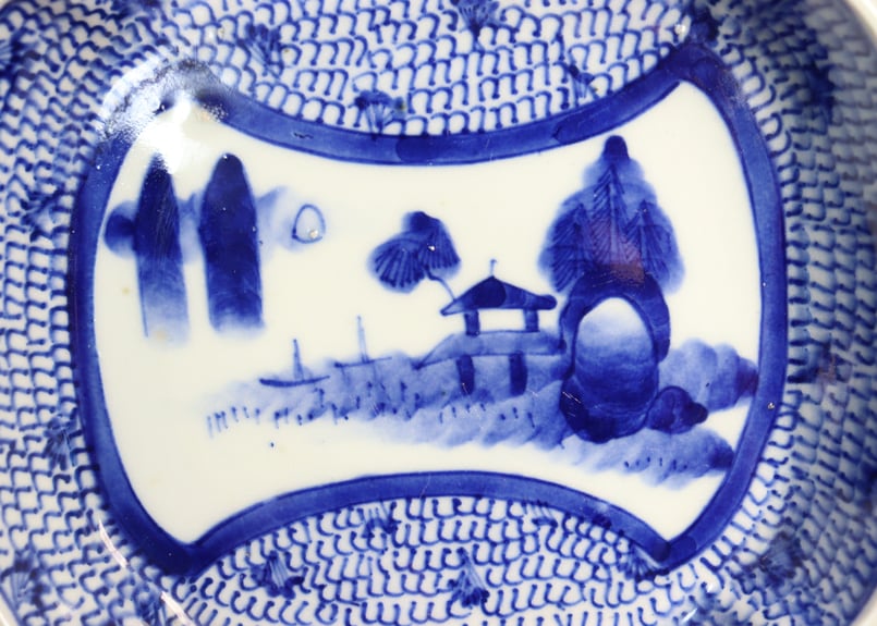 江戸幕末染付山水と微塵唐草図入隅角なます皿①少フリモノ