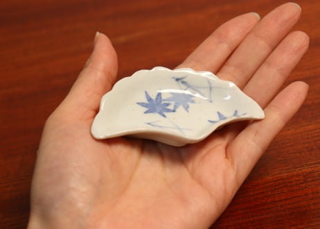 江戸中期コンニャク印判紅葉図銀杏型豆皿　ノミホツ,かたつき