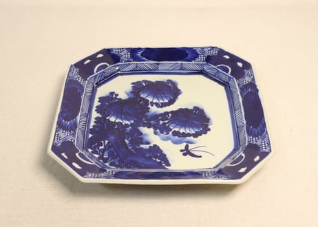 明治前期ベロ藍菊に蝶図角皿②　ノミホツ,かたつき
