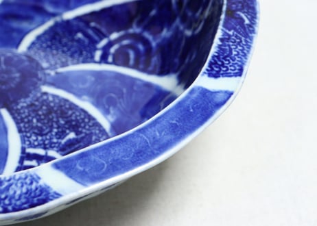 明治前期紙刷捻子に菊図９寸鉢　窯傷,少甘手