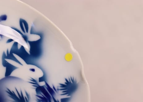 大正～昭和戦前吹き墨兎図小皿　小ホツ