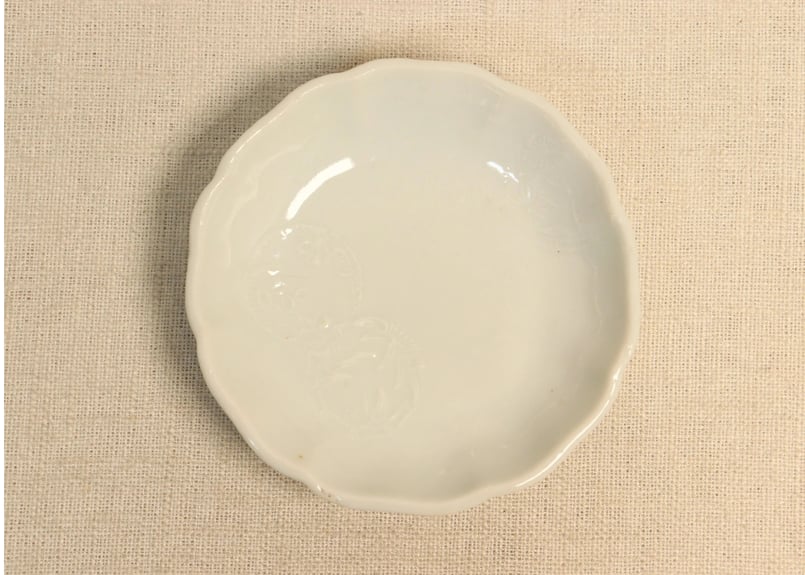 明治前期白磁陽刻松竹梅丸文小皿 | 吉祥寺PukuPuku