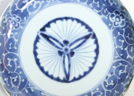 江戸中期染付墨弾き三方に花と唐草文６寸皿②　少甘手,高台ホツ