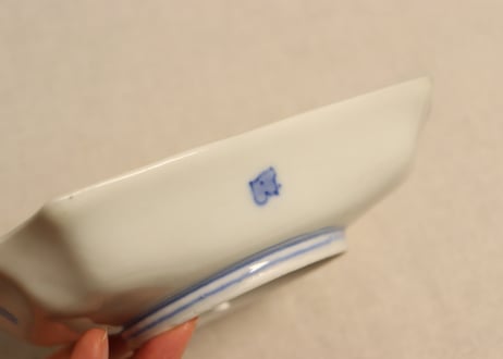 明治後期～大正染付扇面に富士図長角皿 黒点