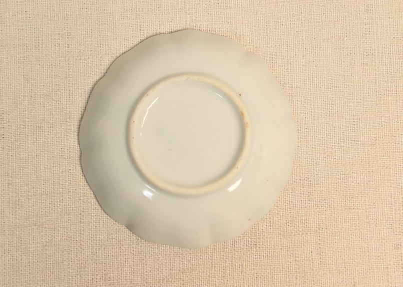 明治前期白磁陽刻松竹梅丸文小皿 | 吉祥寺PukuPuku