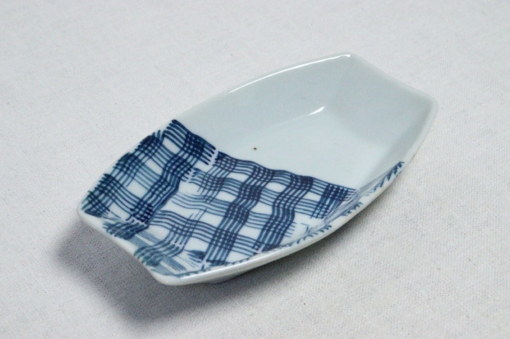 古美術◆蔵から波紋のような紋様の美しい、深い緑色の平たい皿が出て来ました。 古美術◇蔵から波紋のような紋様の美しい、深い緑色の平たい