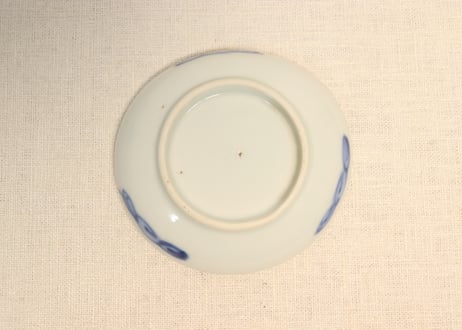 明治前期染付陰刻洋装人物図小皿①　濃いめ,歪み,かたつき