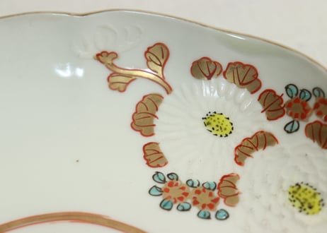 明治前期色絵三方菊図通り物7寸皿②文字小,蝶黄色
