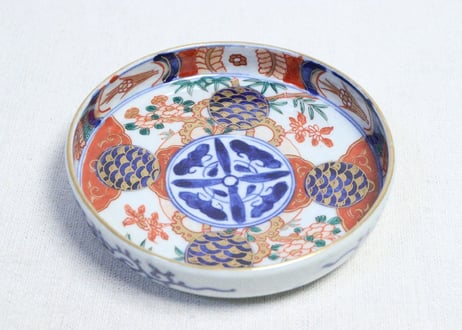 明治前期色絵牡丹と青玉に青海波図縁立小皿①　縁深め