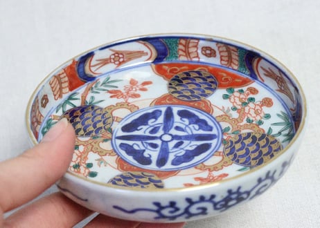 明治前期色絵牡丹と青玉に青海波図縁立小皿①　縁深め