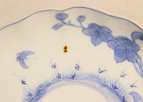 明治前期染付麒麟と花図７寸皿①黒点,高台窯傷