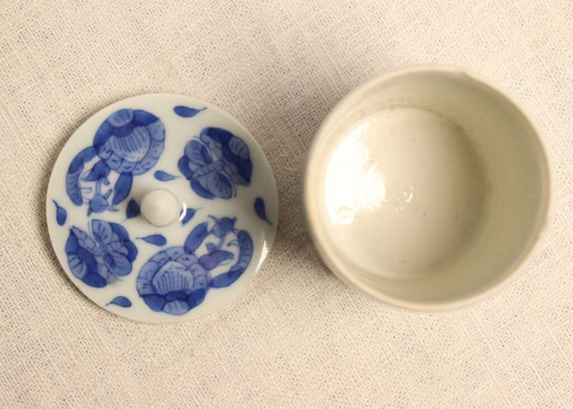 江戸幕末染付蝶と草花図火入れ,灰吹きセット 灰吹き小ホツ