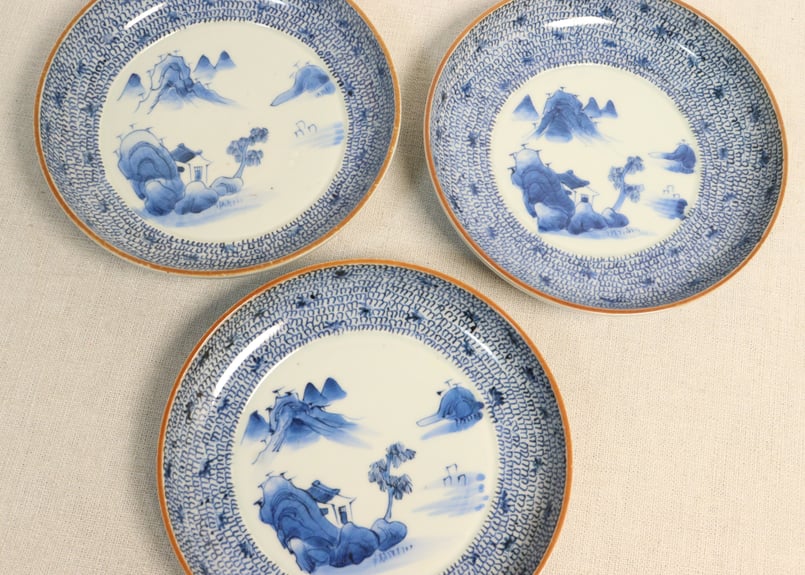なます皿　染付　山水　家屋　山　松　帆立舟　貫入　江戸　もぐら鼻 江戸幕末染付山水図鍔縁なます皿① 釉切れ | 吉祥寺PukuPuku