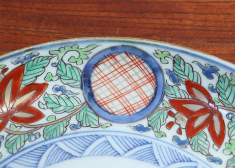 江戸中期色絵丸と唐草に花図7寸皿① 窯傷