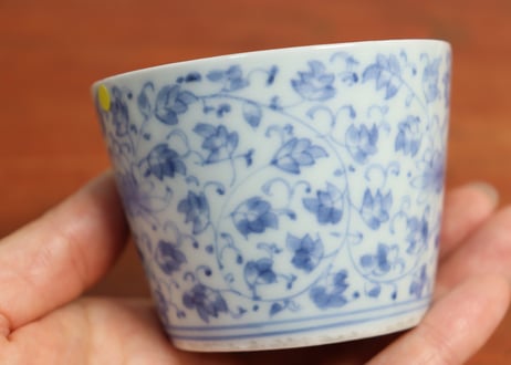 江戸中期染付花唐草図猪口③　ホツ,ニュウ