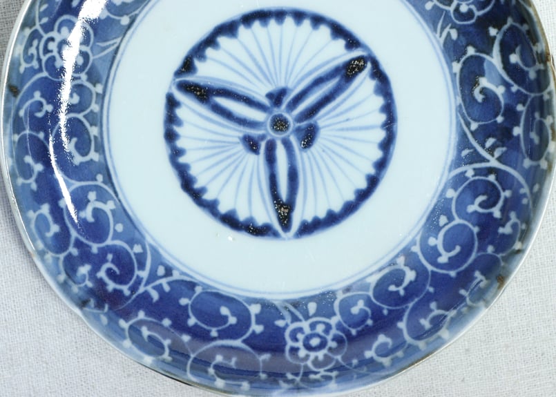江戸中期染付墨弾き三方花と唐草文6寸皿① | 吉祥寺PukuPuku
