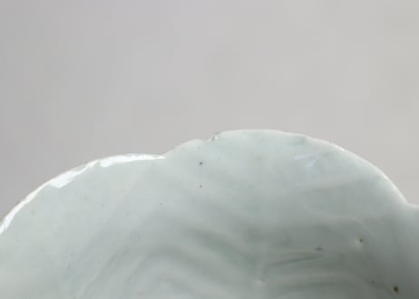 江戸中期染付陽刻雪持ち竹図六弁向付 小ホツ