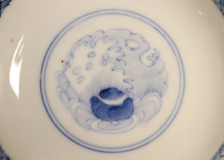 明治前期色絵花鳥に舟図飯茶碗　黒点