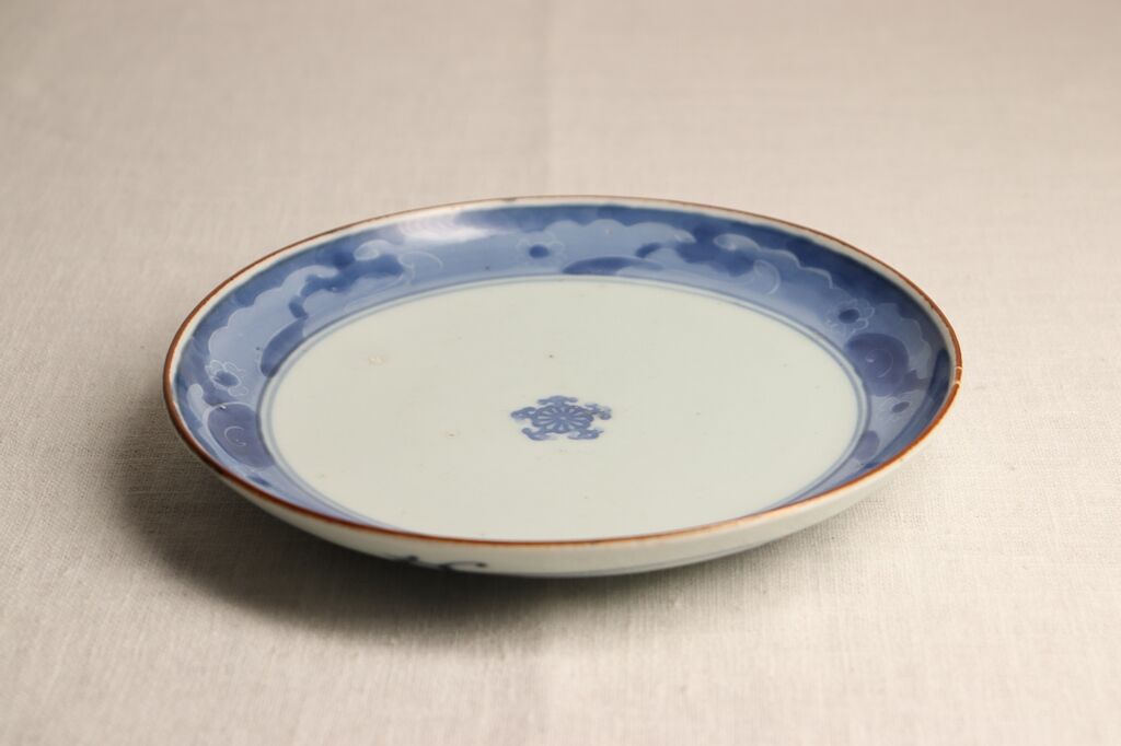 江戸中期染付墨弾き波と菊図6寸皿 | 吉祥寺PukuPuku