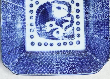 明治前期紙刷魚と海老図角皿③　ノミホツ