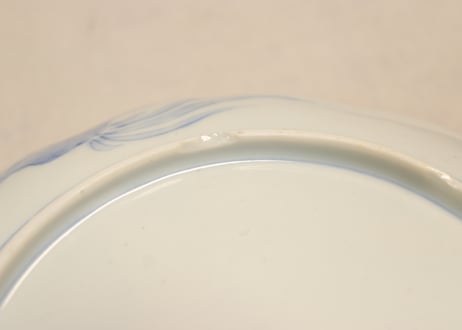 明治前期染付麒麟と花図７寸皿①黒点,高台窯傷