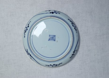 江戸中期染付流水に菊と障子図6寸皿　少フリモノ,ややカタツキ