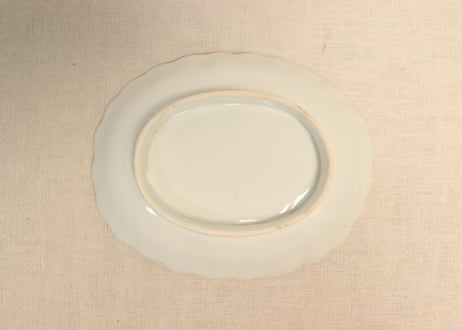 明治後期～大正陽刻染付菊花図楕円皿　少かたつき