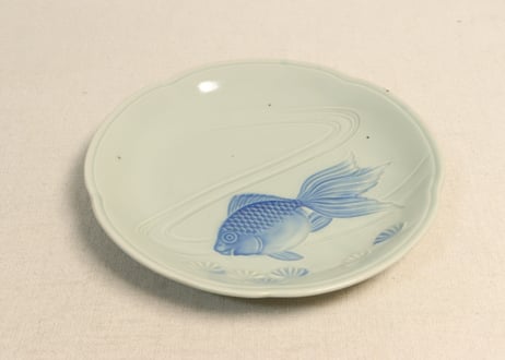 昭和戦前青磁陽刻金魚図6寸皿