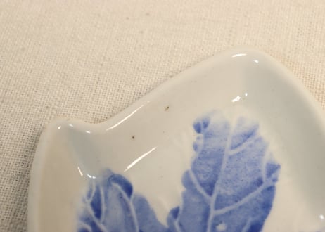 明治前期陽刻染付蔦型小皿