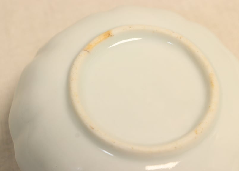 明治前期白磁陽刻松竹梅丸文小皿 | 吉祥寺PukuPuku