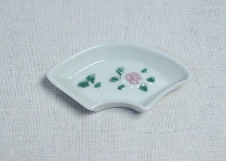 大正~昭和戦前色釉陽刻牡丹図扇面型醤油小皿