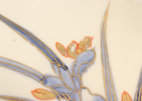 明治前期赤絵金彩柘榴と菖蒲図8寸皿