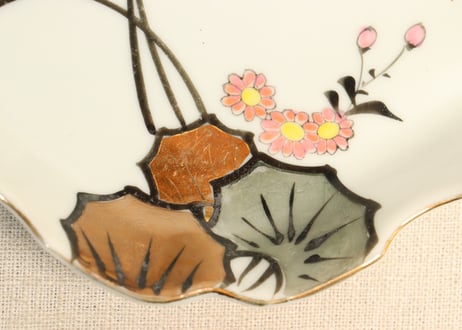 明治後期~大正色絵つわぶき図菱型皿②少かたつき