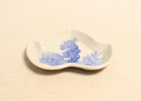 明治前期陽刻染付蔦型小皿