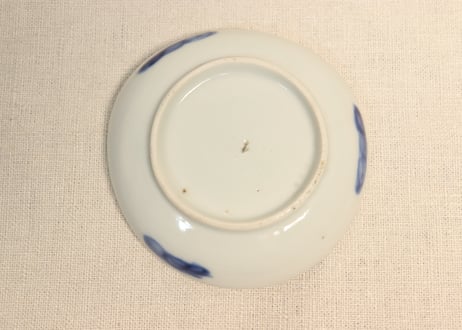 明治前期染付陰刻洋装人物図小皿②　薄め,歪み,かたつき
