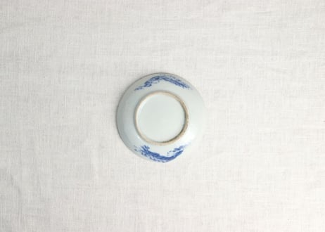 明治前期陰刻染付自動車と人物図小皿 ホツ
