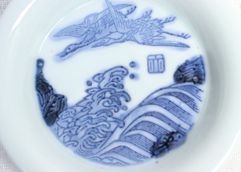明治前期陰刻染付波に鶴図小皿 | 吉祥寺PukuPuku 明治前期陰刻染付波に鶴図小皿 | 吉祥寺PukuPuku