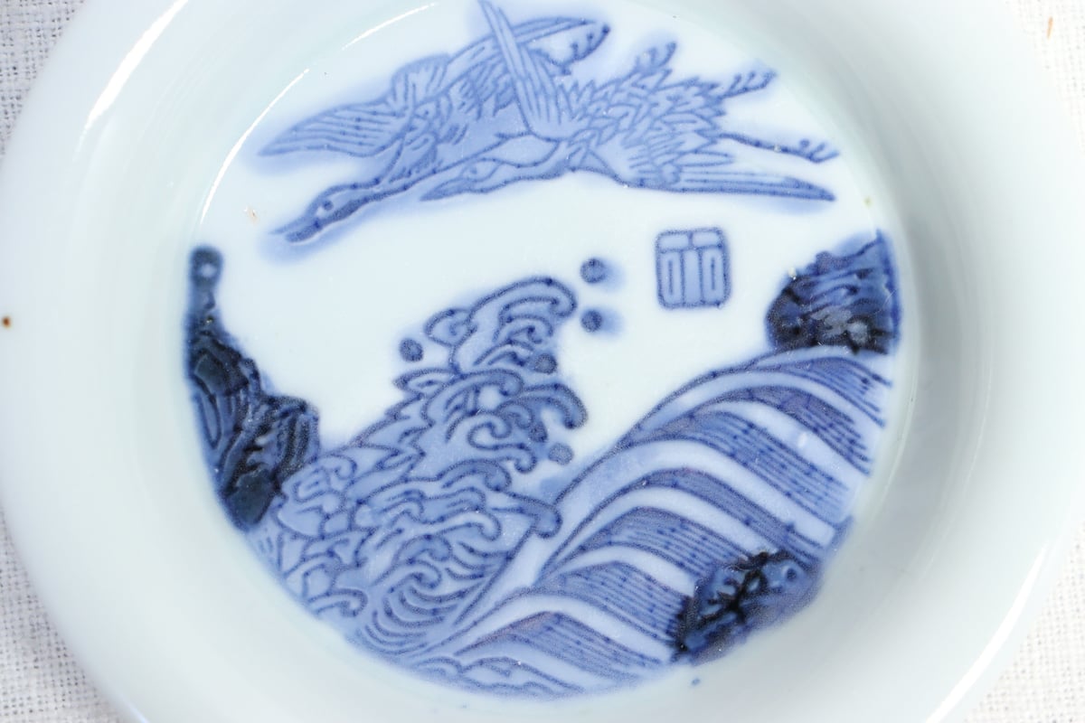 明治前期陰刻染付波に鶴図小皿 | 吉祥寺PukuPuku 明治前期陰刻染付波に鶴図小皿 | 吉祥寺PukuPuku