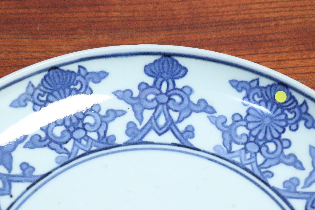 江戸中期コンニャク印判団龍と菊図7寸皿① 見込み落ちかたつき