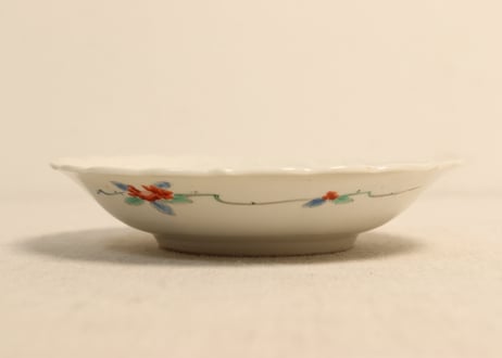 明治前期柿右衛門手色絵縁陽刻牡丹図小皿