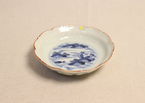 江戸後期染付陽刻鳥図六弁小皿③ 少かたつき,ノミホツ