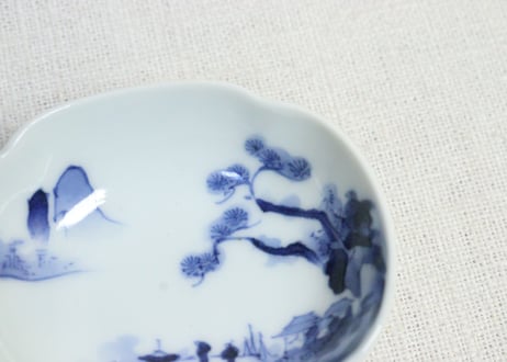 明治後期～大正染付山水図通り物木瓜型醬油小皿