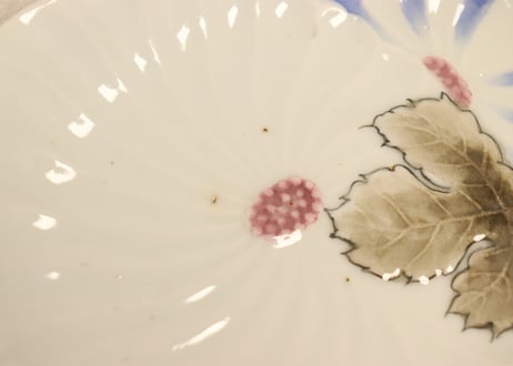 明治後期～大正陽刻染付菊花図楕円皿　少かたつき