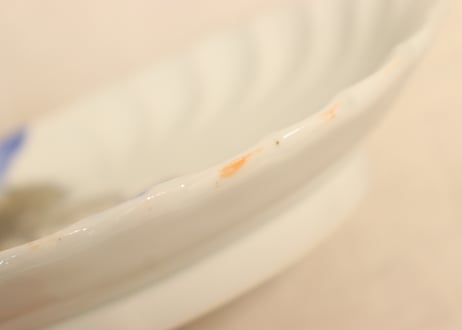 明治後期～大正陽刻染付菊花図楕円皿　少かたつき
