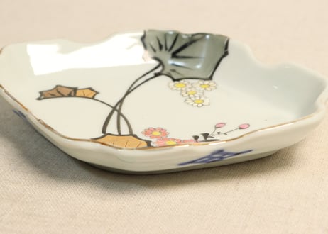明治後期~大正色絵つわぶき図菱型皿②少かたつき